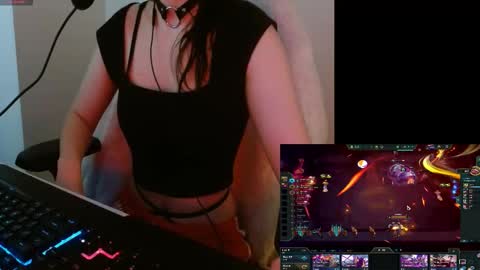Snapshot of lilythrone chatting on October 10, 2025, 8:35 am Lily Rone online show from October 10, 2025, 8:35 am