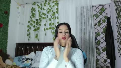Snapshot of lina_paola chatting on March 9, 2025, 1:25 am paola online show from March 9, 2025, 1:25 am