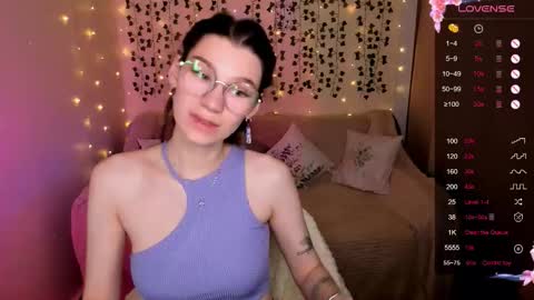 Lina online show from November 17, 2025, 8:20 am