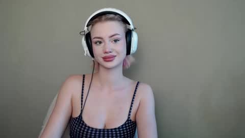 linacute52 online show from October 18, 2025, 8:59 am