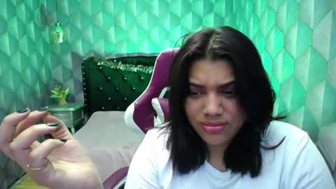 Snapshot of lindabreexlove chatting on December 23, 2024, 8:11 am online show from December 23, 2024, 8:11 am