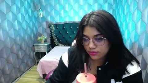 Snapshot of lindabreexlove chatting on January 7, 2025, 10:32 am online show from January 7, 2025, 10:32 am