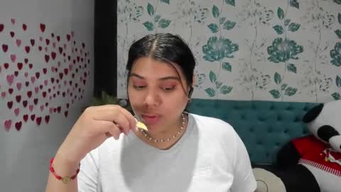 Snapshot of lindabreexlove chatting on February 20, 2025, 3:41 pm online show from February 20, 2025, 3:41 pm