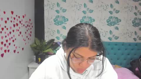 Snapshot of lindabreexlove chatting on February 28, 2025, 6:09 pm online show from February 28, 2025, 6:09 pm