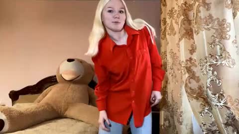 Snapshot of lindabreines chatting on November 6, 2025, 11:55 am Luna online show from November 6, 2025, 11:55 am