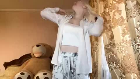 Snapshot of lindabreines chatting on November 8, 2025, 9:09 am Luna online show from November 8, 2025, 9:09 am