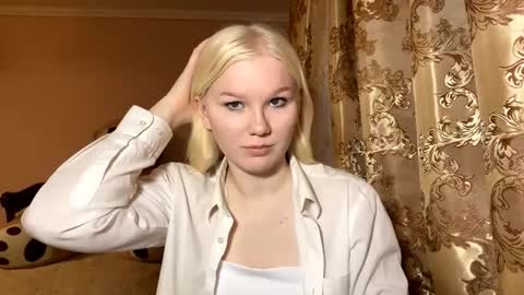 Snapshot of lindabreines chatting on November 11, 2025, 12:27 pm Luna online show from November 11, 2025, 12:27 pm