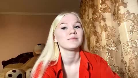 Snapshot of lindabreines chatting on November 29, 2025, 9:34 am Luna online show from November 29, 2025, 9:34 am