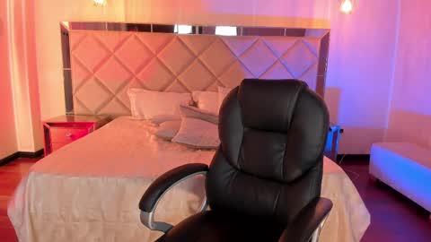 Snapshot of lisamonroe_ chatting on February 14, 2025, 12:41 am LISA MONROE online show from February 14, 2025, 12:41 am