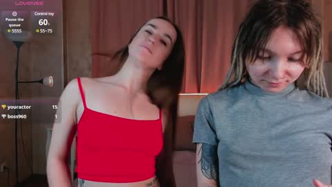 Snapshot of lisanelsona chatting on January 11, 2025, 6:14 am Hello our names are Kate and Alice this is our first day here. online show from January 11, 2025, 6:14 am