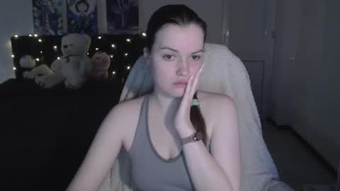 Snapshot of little__flowers chatting on December 4, 2025, 8:01 am little__flowers online show from December 4, 2025, 8:01 am