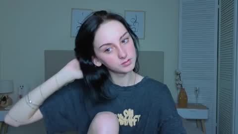 little_mollee online show from November 17, 2025, 4:40 am