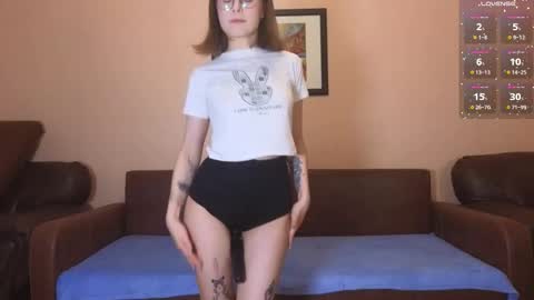 Snapshot of little_qeenoflove chatting on December 19, 2025, 10:06 pm Alice online show from December 19, 2025, 10:06 pm