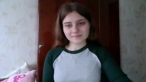 little_shygirl_ online show from January 24, 2025, 8:44 am