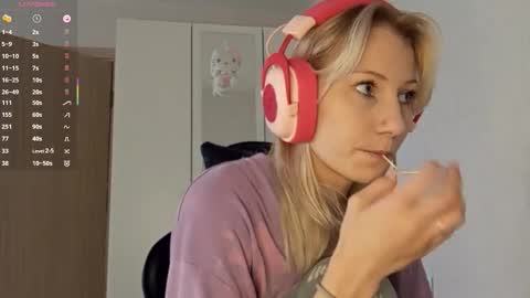 Snapshot of little_soyia chatting on October 10, 2025, 8:46 am Lana online show from October 10, 2025, 8:46 am