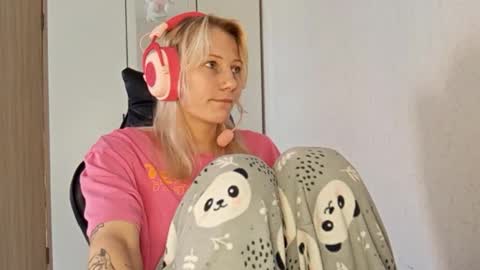 Snapshot of little_soyia chatting on October 11, 2025, 8:35 am Lana online show from October 11, 2025, 8:35 am