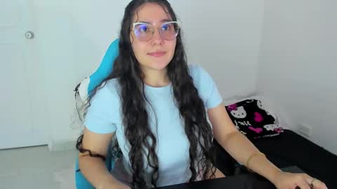 Laire  online show from November 28, 2025, 10:01 pm