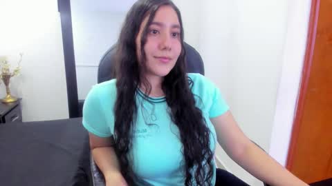 Laire  online show from December 13, 2025, 9:42 pm