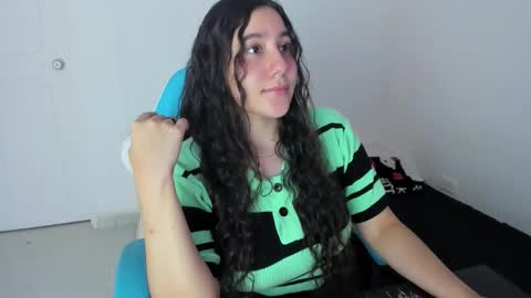 Laire  online show from December 17, 2025, 10:05 pm