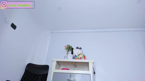 Im Laura. buy my contentcompra mi contenido offline  online show from January 14, 2025, 12:45 pm