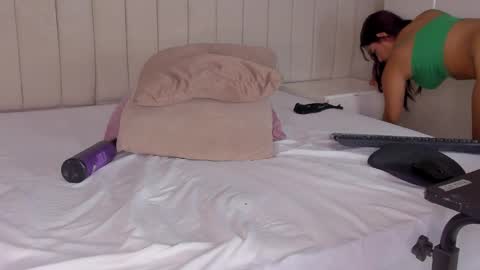 Snapshot of littleoliviia_ chatting on February 21, 2025, 4:37 pm im olivia IG littleolivia01 online show from February 21, 2025, 4:37 pm