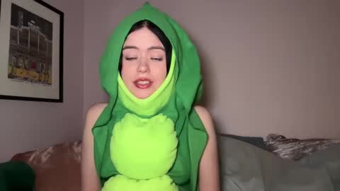 Snapshot of littlesugarpea chatting on January 15, 2025, 12:41 am Little Sugar Pea  online show from January 15, 2025, 12:41 am