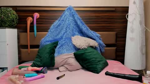 Livia and Lucy D online show from December 15, 2024, 12:49 pm