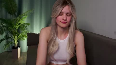 Snapshot of lizbethcoll chatting on January 23, 2025, 10:44 pm Sunnheart online show from January 23, 2025, 10:44 pm