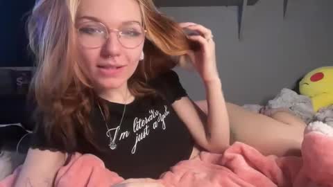 Snapshot of lizzyylovesick chatting on December 28, 2024, 5:03 pm lizzybunny online show from December 28, 2024, 5:03 pm