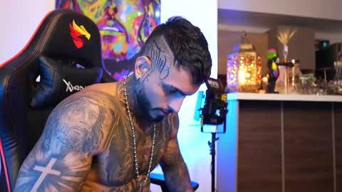 logan_hugh8 online show from October 13, 2025, 11:27 pm