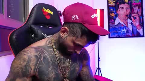 logan_hugh8 online show from November 9, 2025, 2:32 am