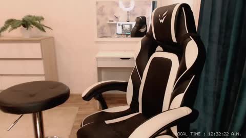  Lola  online show from March 3, 2025, 7:32 am