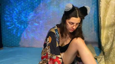 lola_aspis online show from November 3, 2025, 1:34 pm