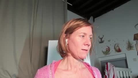 lola_belgium online show from February 3, 2025, 8:35 pm