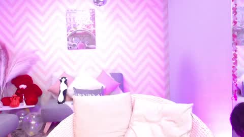 Lola online show from October 5, 2025, 3:54 pm