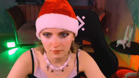 Snapshot of lolaasmus chatting on December 25, 2024, 3:17 pm I consider myself the god Loki but life just calls me LOL online show from December 25, 2024, 3:17 pm