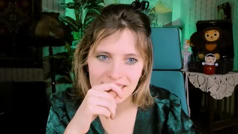 Snapshot of lolaasmus chatting on February 19, 2025, 8:12 am I consider myself the god Loki but life just calls me LOL online show from February 19, 2025, 8:12 am