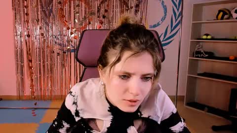 Snapshot of lolaasmus chatting on February 27, 2025, 11:20 am I consider myself the god Loki but life just calls me LOL online show from February 27, 2025, 11:20 am