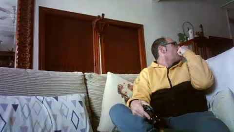 Snapshot of lolahueso chatting on March 7, 2025, 4:44 pm LOLA HUESO y ERIC online show from March 7, 2025, 4:44 pm