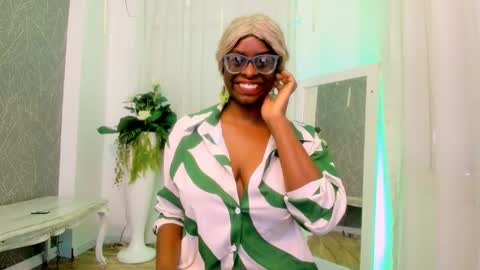 lola online show from November 19, 2025, 2:06 pm