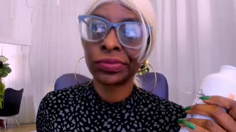 lola online show from November 29, 2025, 1:25 pm