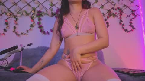  Lola  online show from November 24, 2025, 9:14 pm