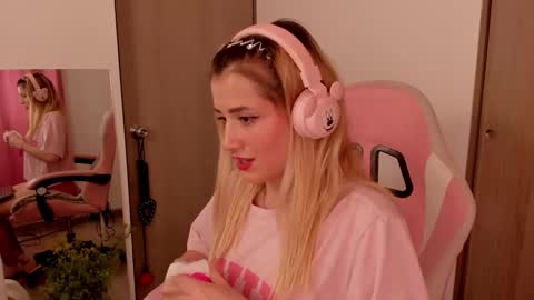 Lolly  online show from February 25, 2025, 3:42 am