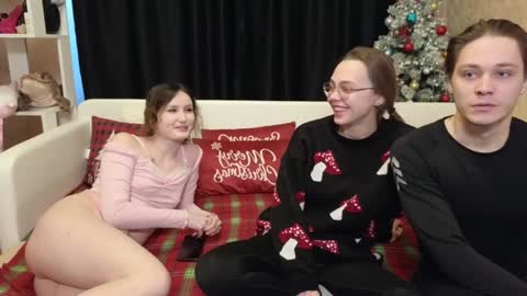 Jean and Isa right couple Mark and Eva left couple online show from January 2, 2025, 8:06 am