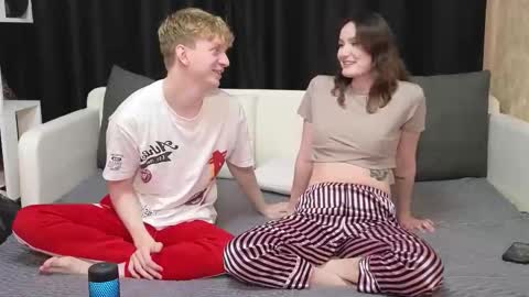 Jean and Isa right couple Mark and Eva left couple online show from November 7, 2025, 10:26 am