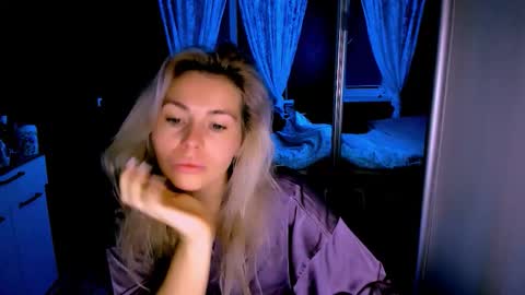 Lora online show from November 21, 2025, 2:43 am