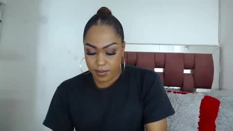 Loraine online show from November 21, 2025, 9:13 pm