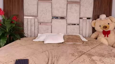  Lorein  online show from November 24, 2025, 10:53 pm