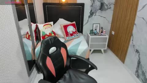 lorenadavies online show from November 25, 2025, 7:03 pm