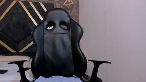 Snapshot of lorenzo_walker_ chatting on March 6, 2025, 9:42 pm L O R E N Z O Thumbs Up help online show from March 6, 2025, 9:42 pm